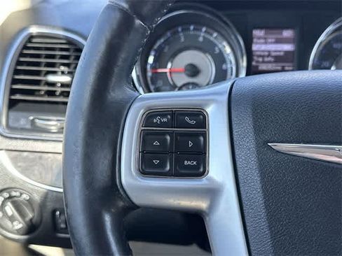Used 2013 Chrysler Town & Country Touring image 19