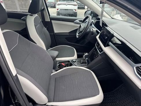 Certified 2025 Volkswagen Taos SE image 33