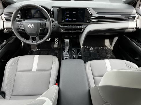 Used 2025 Toyota Camry SE w/ Convenience Package image 9