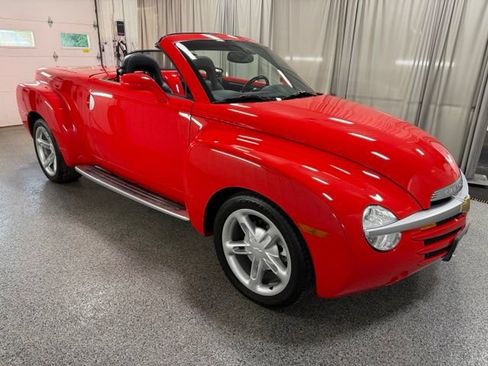 Used 2004 Chevrolet SSR w/ Preferred Equipment Group RWD image 2