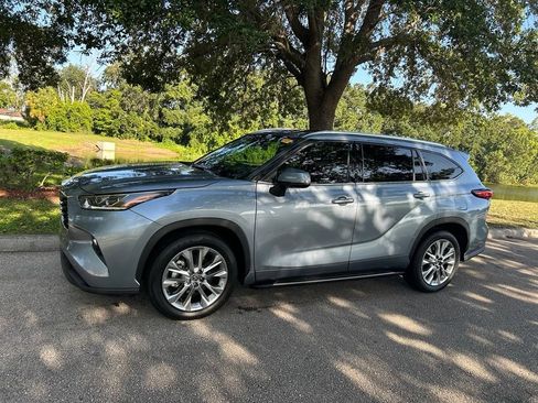 Used 2023 Toyota Highlander Limited FWD image 2