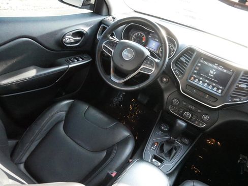 Used 2021 Jeep Cherokee Latitude Lux w/ Comfort/Convenience Group image 9