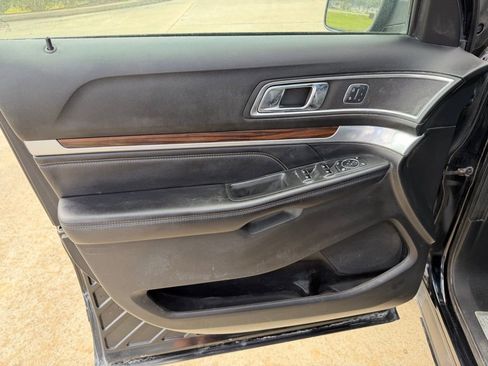 Used 2017 Ford Explorer Limited image 12