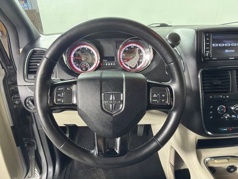 Used 2019 Dodge Grand Caravan SXT image 11