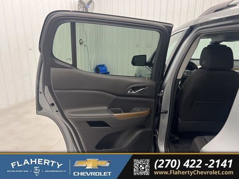 Used 2023 GMC Acadia SLE w/ Driver Convenience Package image 10