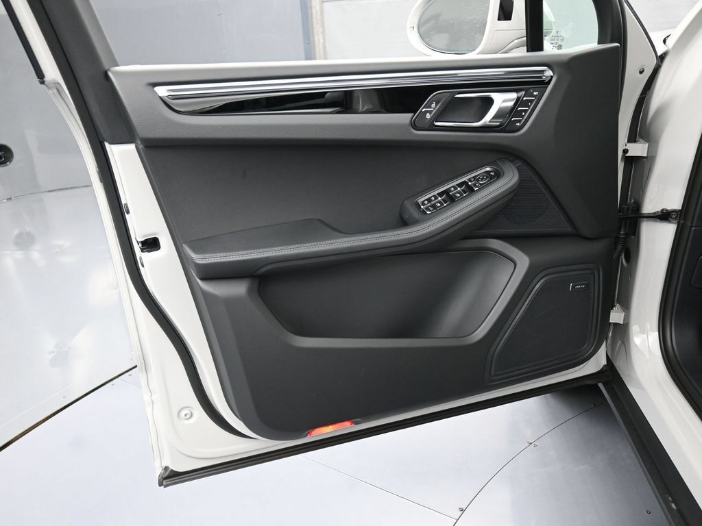 Certified 2026 Porsche Macan AWD/4WD image 15