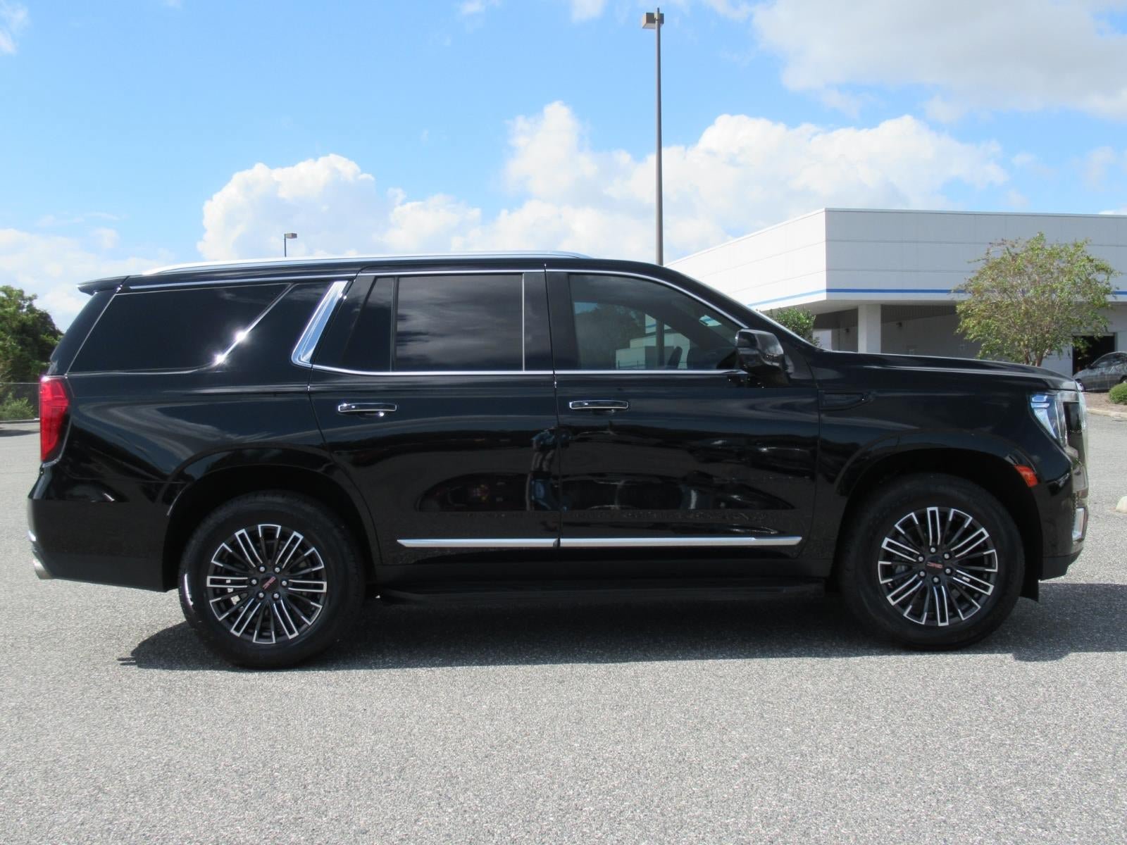 Used 2024 GMC Yukon Denali w/ Advanced Technology Package AWD/4WD image 2