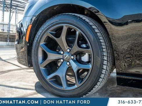 Used 2022 Chrysler 300 Touring w/ Sport Appearance Package image 34