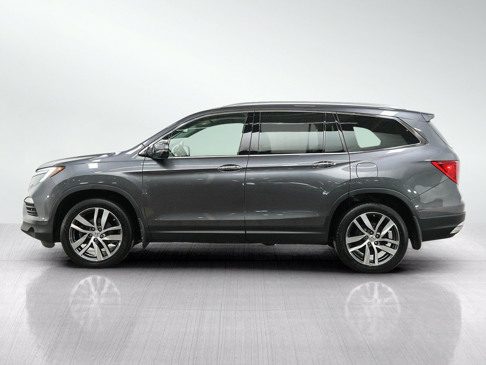 Used 2017 Honda Pilot Touring image 2