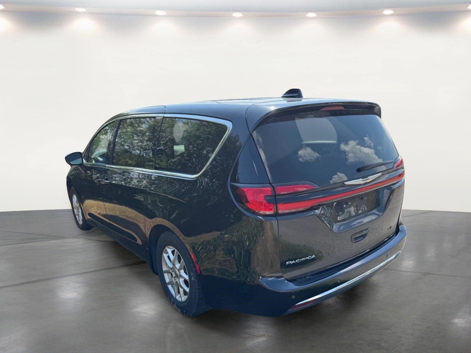 Used 2023 Chrysler Pacifica Touring-L FWD image 20