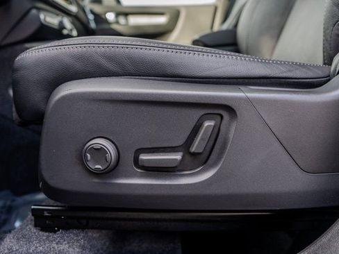 Used 2025 Volvo XC40 B5 Plus image 16