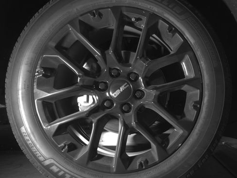 Used 2023 GMC Yukon SLT RWD image 12