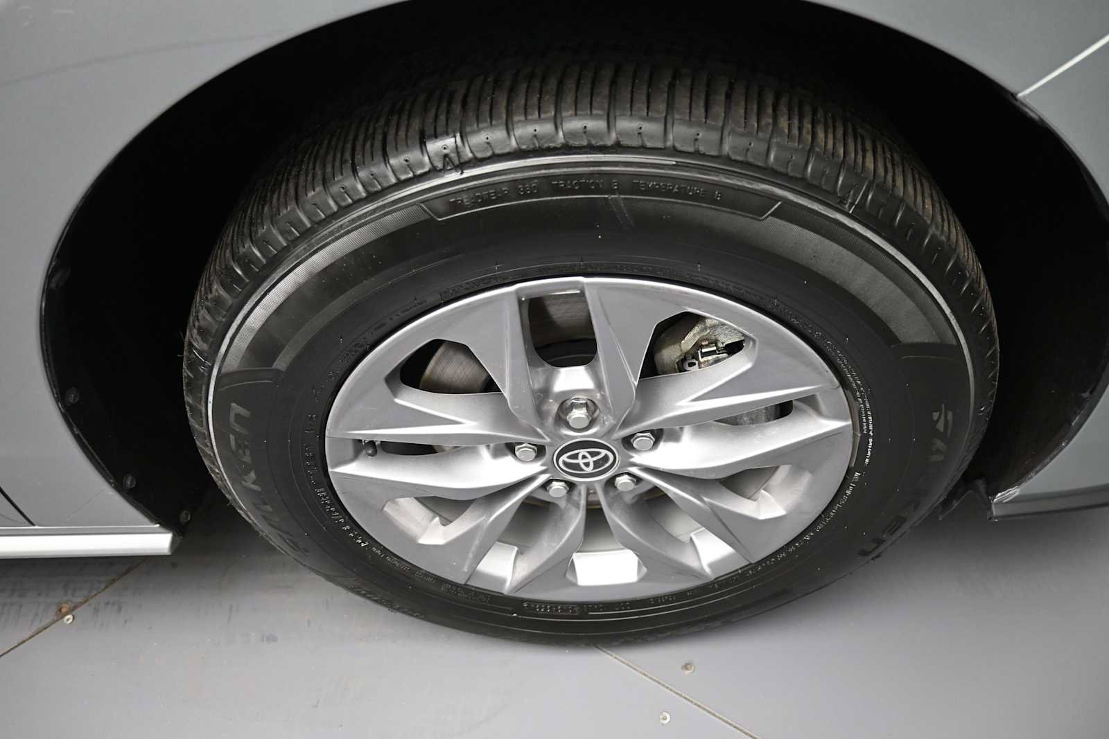 Used 2025 Toyota Sienna LE FWD image 12