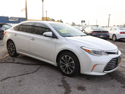 Used 2016 Toyota Avalon XLE Premium image 3