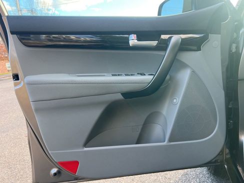 Used 2015 Kia Sorento LX image 10