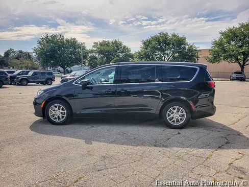 Used 2023 Chrysler Pacifica Touring-L FWD image 10