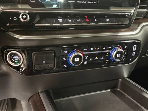 Used 2025 GMC Sierra 2500 SLT w/ SLT Convenience Package AWD/4WD image 34