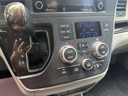 Used 2018 Toyota Sienna XLE w/ XLE Navigation Package AWD/4WD image 37