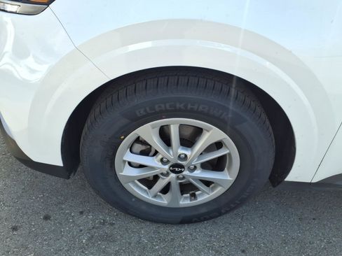 Used 2024 Kia Carnival LX image 3