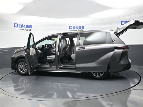 Used 2024 Toyota Sienna LE image 46