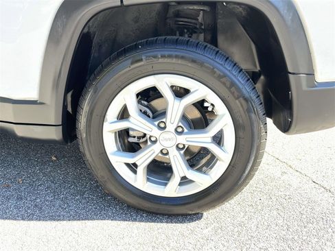 Used 2024 Jeep Compass Latitude image 10