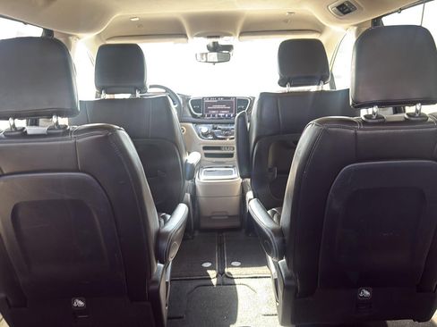 Used 2023 Chrysler Pacifica Touring-L FWD image 5
