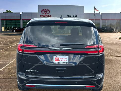 Used 2024 Chrysler Pacifica Touring FWD image 6