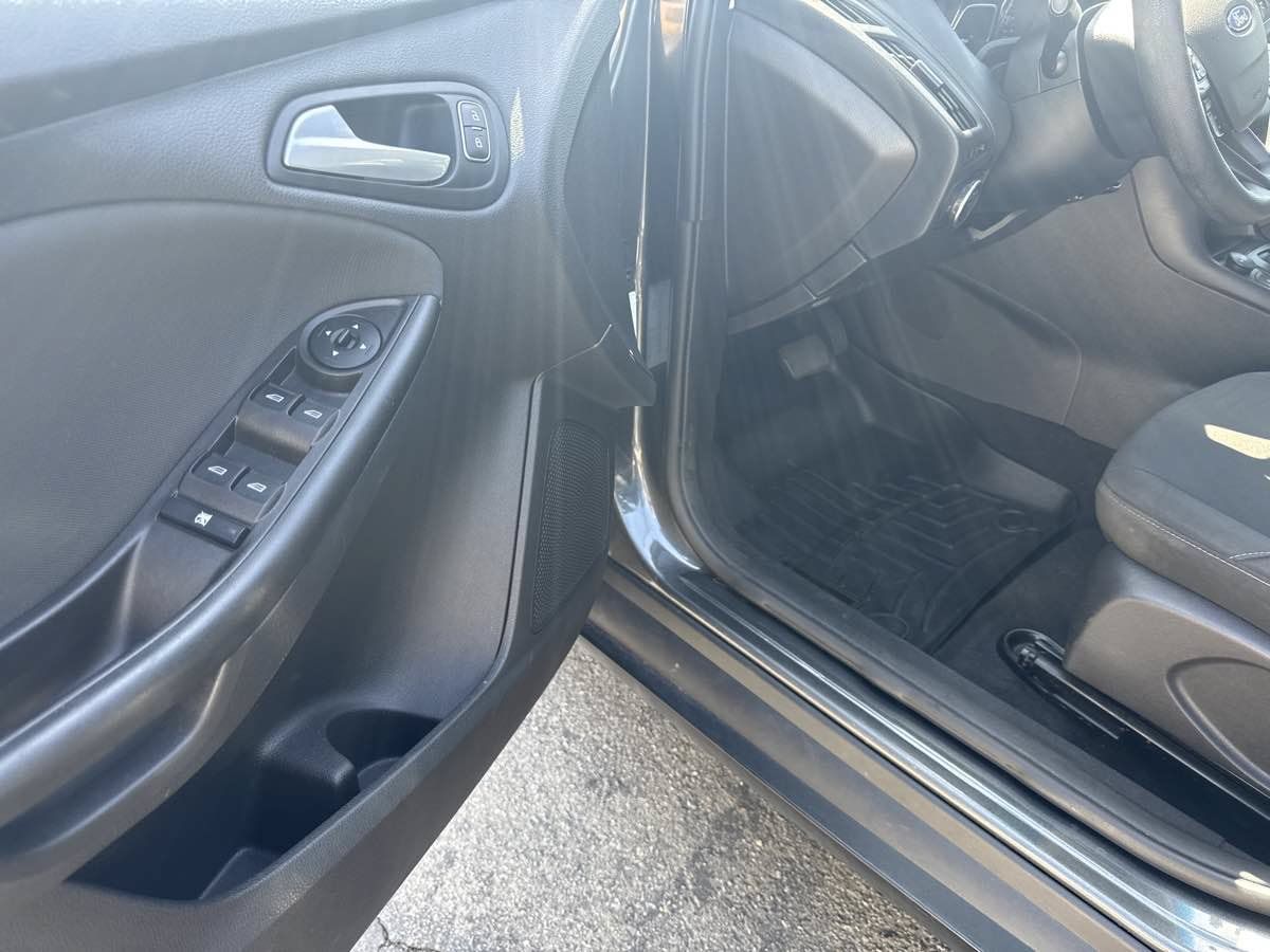 Used 2018 Ford Focus SE FWD image 13