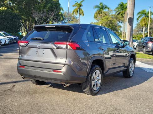 Used 2022 Toyota RAV4 LE image 4
