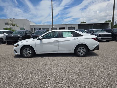 New 2026 Hyundai Elantra SE FWD image 3