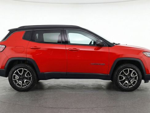 Used 2025 Jeep Compass Trailhawk AWD/4WD image 11