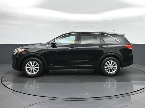 Used 2017 Kia Sorento AWD image 4