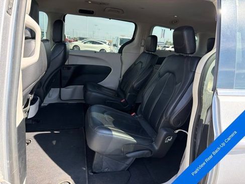 Used 2017 Chrysler Pacifica Touring-L w/ Tire & Wheel Group FWD image 13