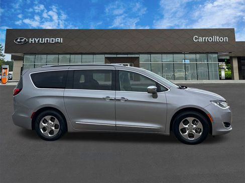 Used 2018 Chrysler Pacifica Limited w/ Advanced Safetytec Group image 4