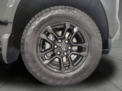 Certified 2025 Chevrolet Colorado Z71 w/ Midnight Edition AWD/4WD image 3