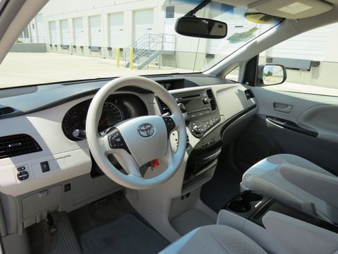 Used 2014 Toyota Sienna LE FWD image 24