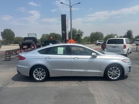 Used 2019 Ford Fusion SE FWD image 3
