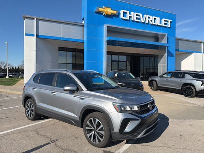 Used 2023 Volkswagen Taos SE w/ Panoramic Sunroof Package