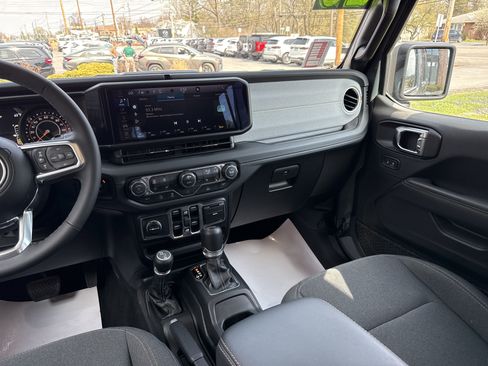 Used 2026 Jeep Wrangler Unlimited Sahara AWD/4WD image 21