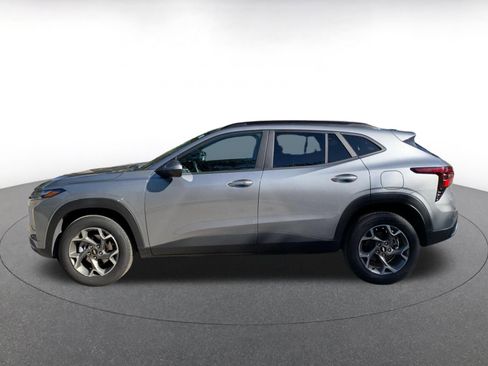 Used 2025 Chevrolet Trax LT w/ LT Convenience Package image 4