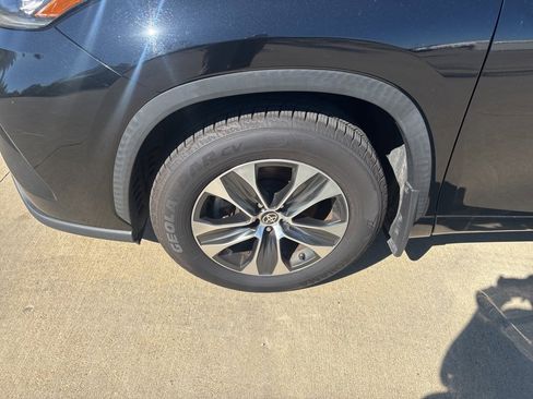 Used 2020 Toyota Highlander XLE image 53