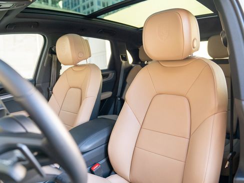 Used 2025 Porsche Cayenne image 5