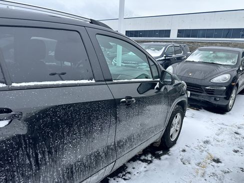 Used 2022 Chevrolet Trax LT w/ LT Convenience Package image 11