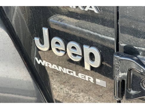 Used 2023 Jeep Wrangler Unlimited Sahara w/ Cold Weather Group AWD/4WD image 8