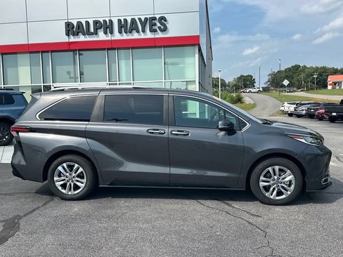 Used 2025 Toyota Sienna Limited FWD image 2