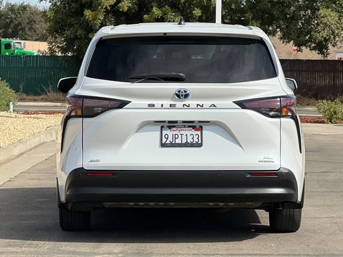 Used 2024 Toyota Sienna XLE AWD/4WD image 6