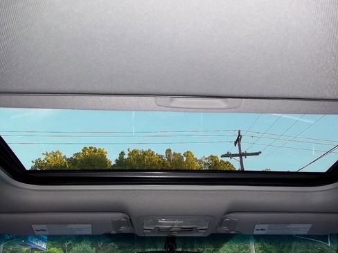 Used 2017 Toyota Camry SE w/ Moonroof Package FWD image 16