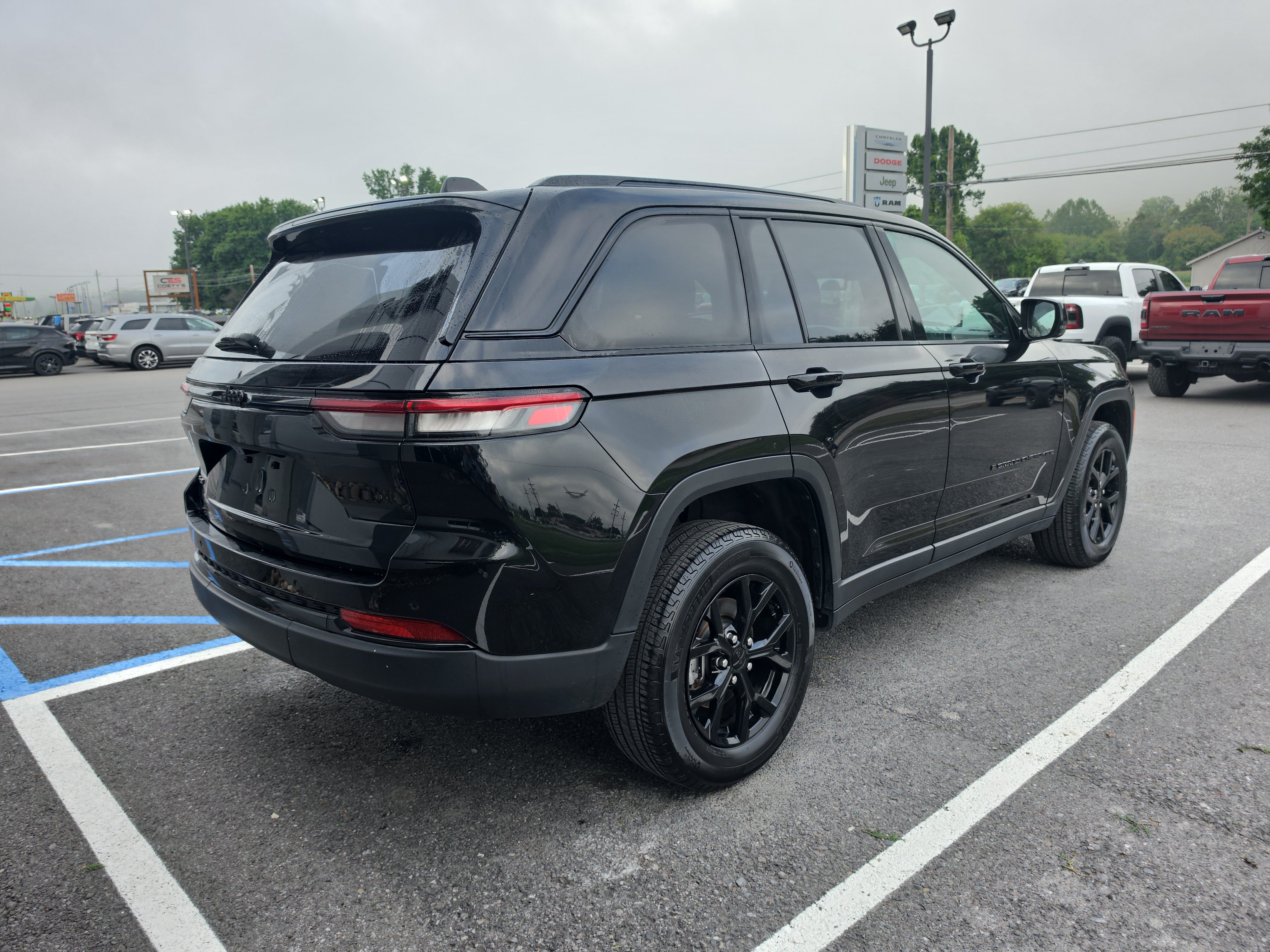 Used 2025 Jeep Grand Cherokee Altitude AWD/4WD image 3