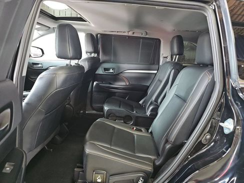 Used 2019 Toyota Highlander XLE w/ Carpet Mat Package (TMS) AWD/4WD image 13