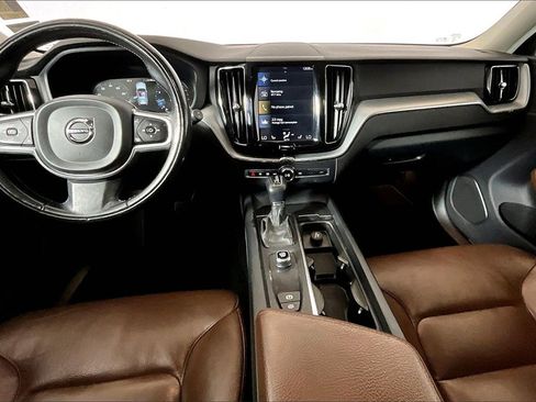 Used 2018 Volvo XC60 T5 Momentum w/ Vision Package image 11